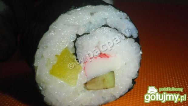 Sushi z paluszkiem krabowym, awokado