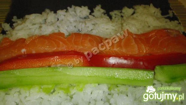 Sushi z papryką czerwoną, ogórkiem
