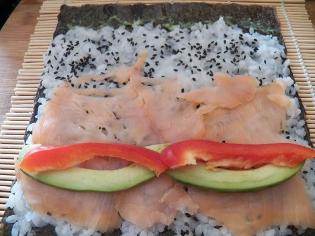 Sushi z papryką i łososiem