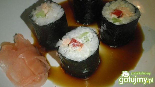 Sushi z pieczonym łososiem, papryką