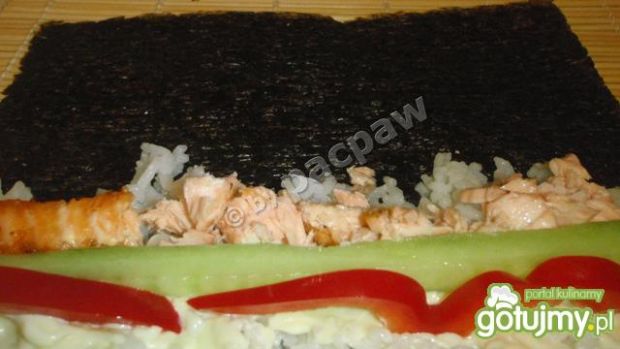 Sushi z pieczonym łososiem, papryką