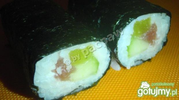 Sushi z tuńczykiem, żółtą rzodkiew