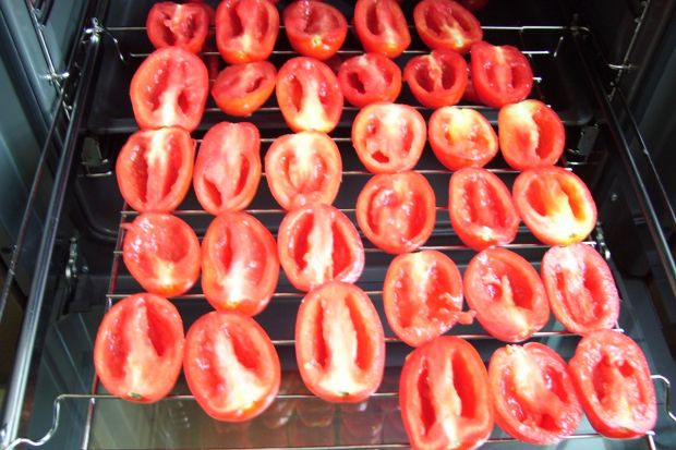 Suszone pomidory w oliwie z ziołami