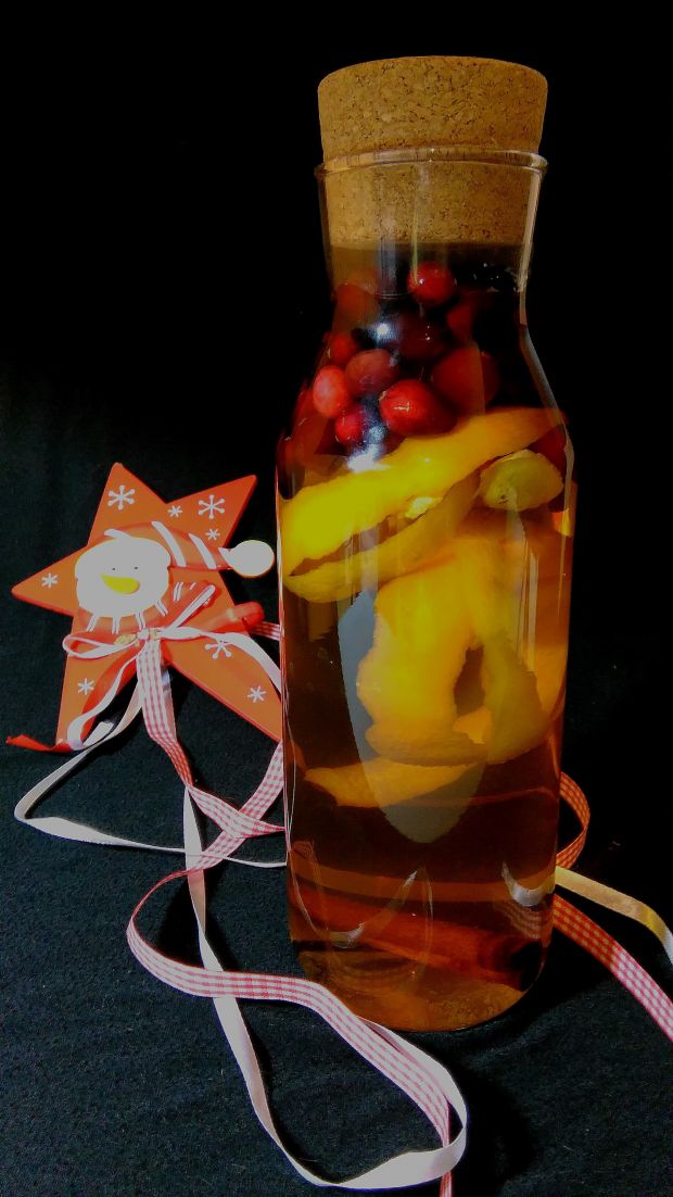 Świąteczna wódka z żurawiną i przyprawami korzenny