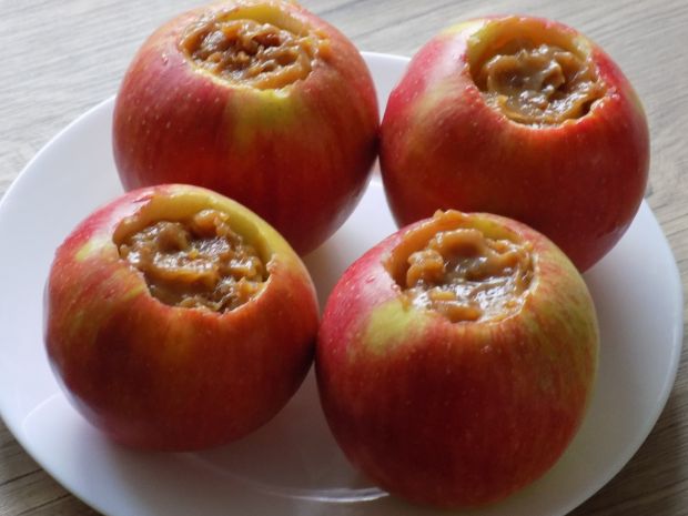 Świąteczne jabłka pieczone z masą orzechową