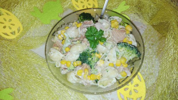 Świąteczne sałatka z brokułem i tuńczykiem