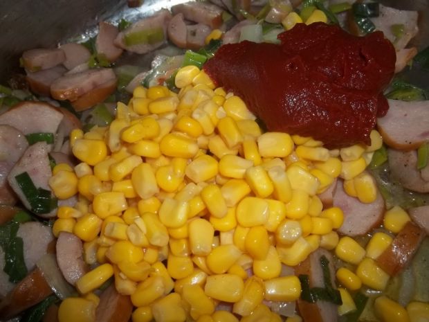Świderki w sosie z kiełbasą i kukurydzą