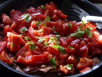 Świderki z pomidorami i szynką