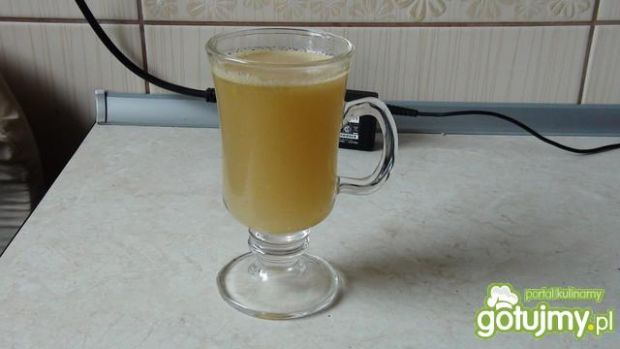 Świeży sok gruszkowo-cynamonowy .