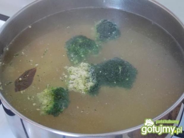 Sycąca zupa z młodej kapusty i brokuła.