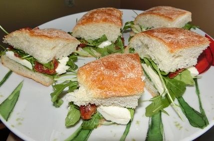 Sylwestrowe mini sandwiche śródziemnomorskie 