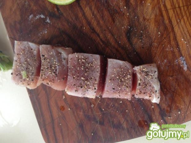 Szaszłyk z tuńczyka w sezamie.