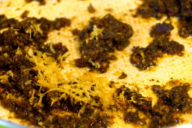 Szparagi z chudym twarogiem i pistacjowym pesto 