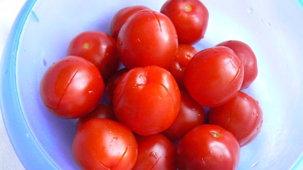 Szparagi zapiekane z pomidorkami pod jajkami