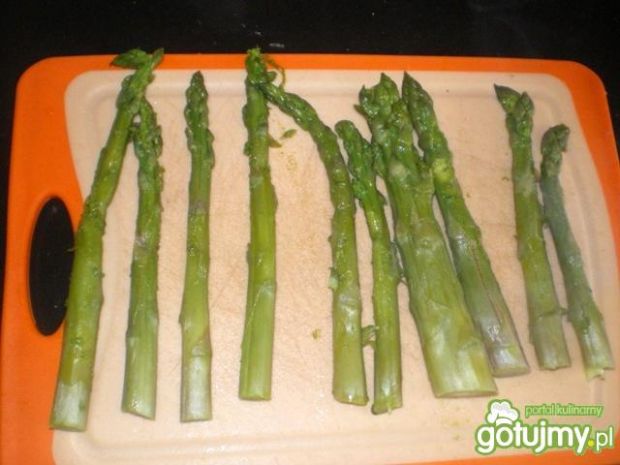 Szparagi zapiekane z szynką i serem