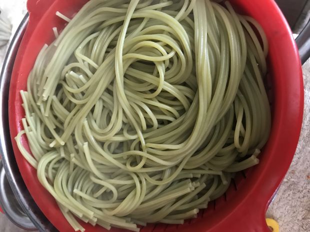 Szpinakowe spaghetti z truskawkami