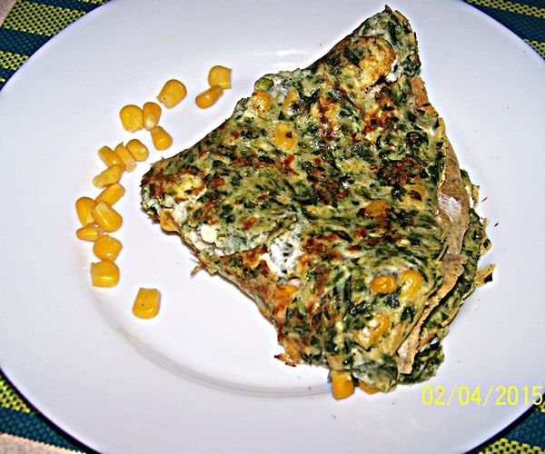 Szpinakowy omlet z twarogiem i kukurydzą