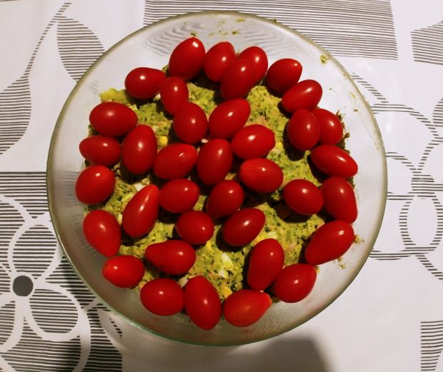 Szybka sałatka z brokułami, szynką i pomidorkami
