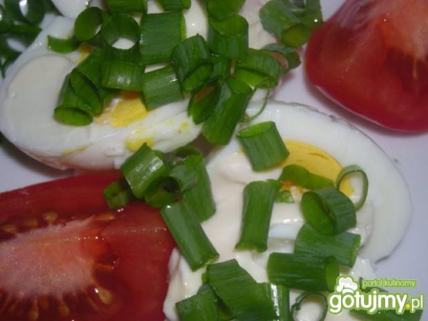 szybka sałatka z pomidorem i jajkiem