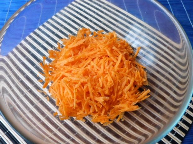 Szybka surówka z marchewki i kiszonych ogórków