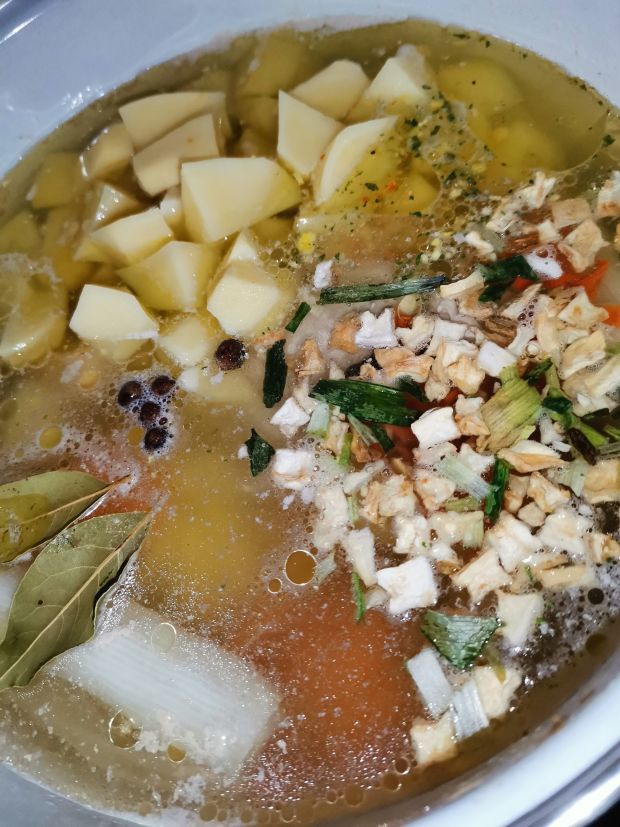 Szybka zupa krupnik na porcjach rosołowych.