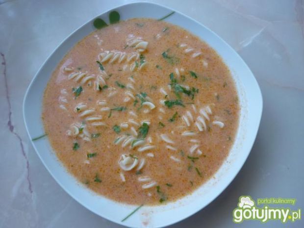 Szybka zupa pomidorowa ze śmietaną