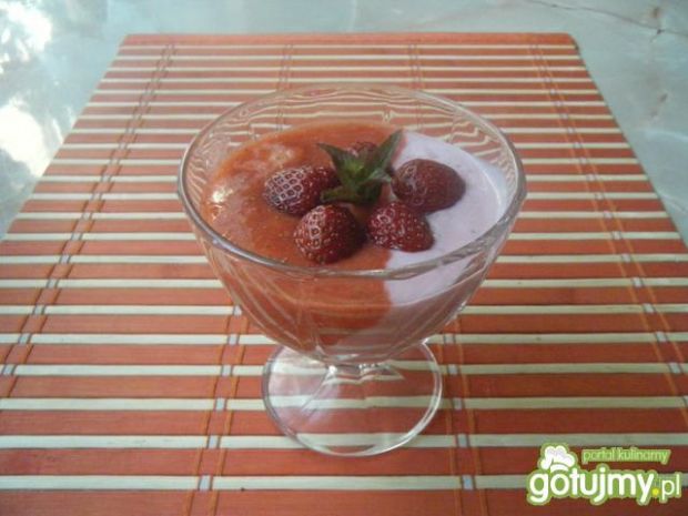 Szybki deser jogurtowo-truskawkowy