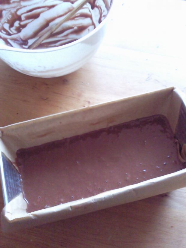 Szybkie czekoladowe ciasto z orzechami i migdałami