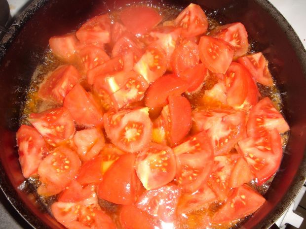 Tagiatelle z łososiem, ajvarem i pomidorami