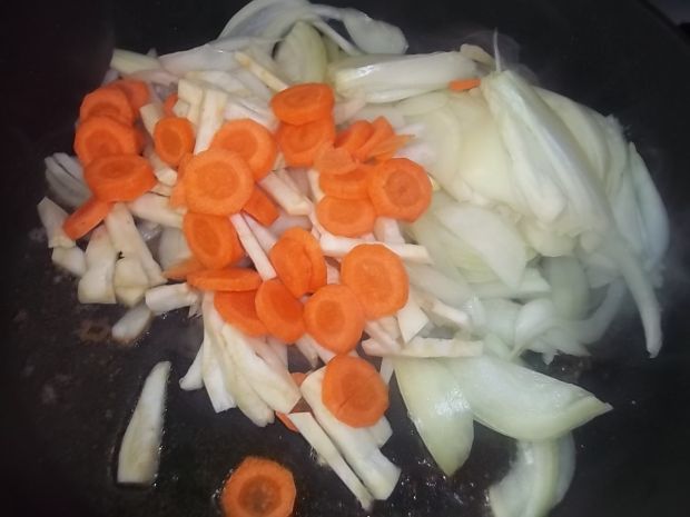 Tagine z szynki z cebulą i rozmarynem