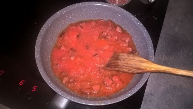 Tagliatelle z kiełbasą w sosie pomidorowym