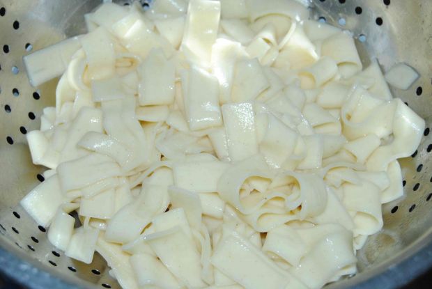 Tagliatelle z serem i karmelizowanymi truskawkami