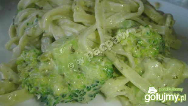 Tagliatelle z sosem serowym i brokułami 