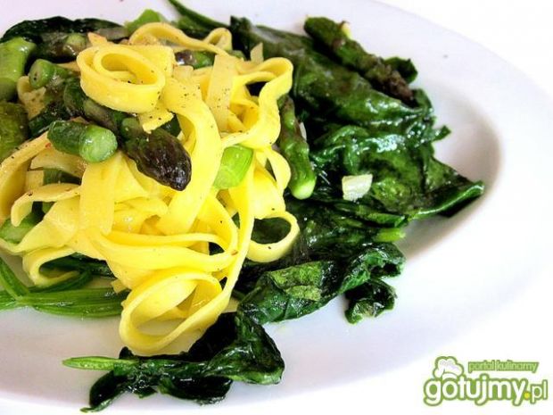 Tagliatelle ze szpinakiem i szparagami - Niezwykle proste danie z makaronu i zielonych warzyw.