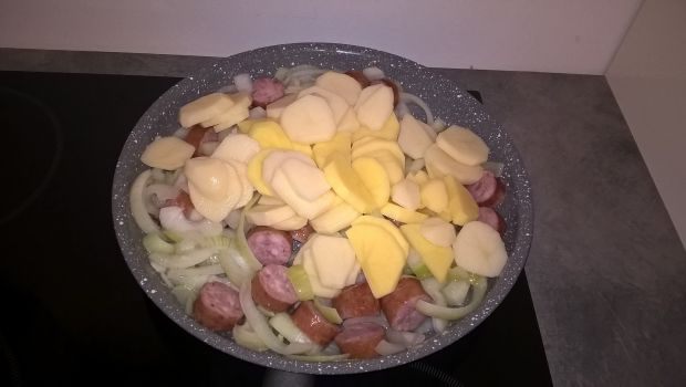 Talarki ziemniaczane z kiełbasą i cebulą