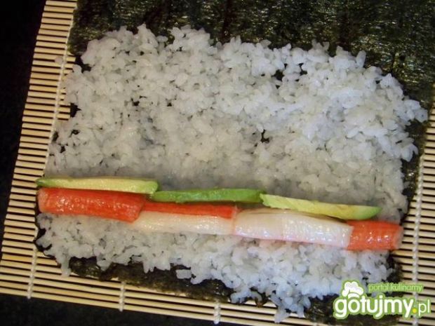 Talerz pełen sushi