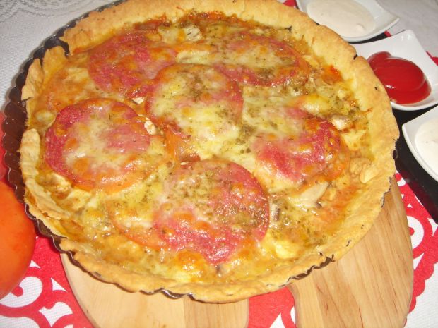 Tarta "pizza" z pomidorami i salami