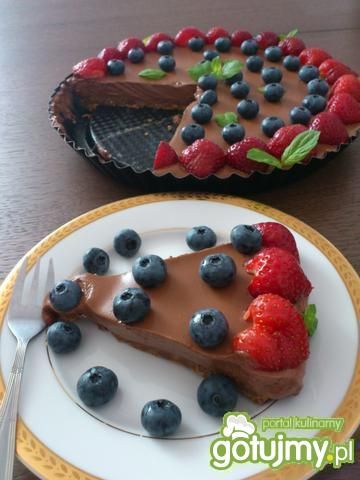 Tarta z czekoladowym musem i owocami