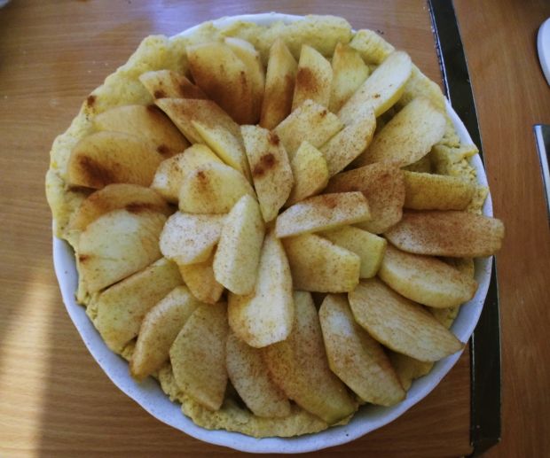 Tarta z jabłkami i migdałami na dyniowym spodzie