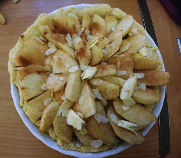 Tarta z jabłkami i migdałami na dyniowym spodzie