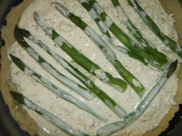 Tarta z zielonymi szparagami, cebulą i mozzarellą