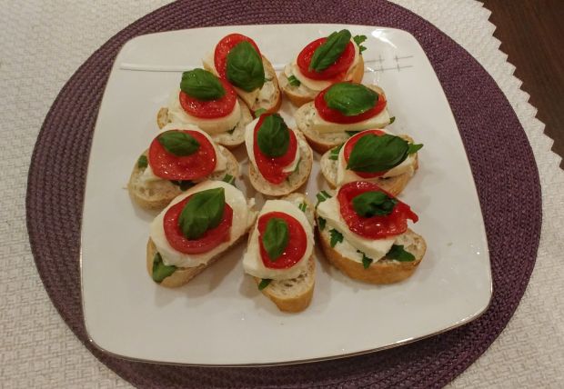 Tartinki a'la caprese