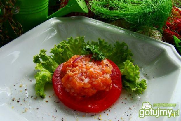 Tatar  z łososia na pomidorku 