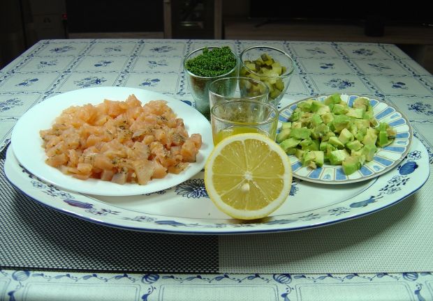 Tatar z wędzonego łososia z sosem vinaigrett