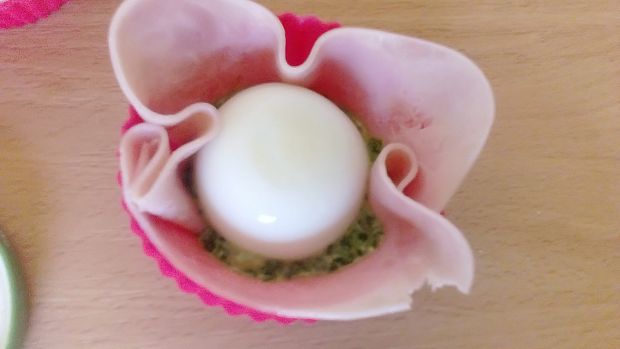 Terrinki szpinakowo-chrzanowe z jajkiem w szynce