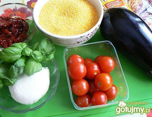 Torcik z polenty nadziewanej pomidorami
