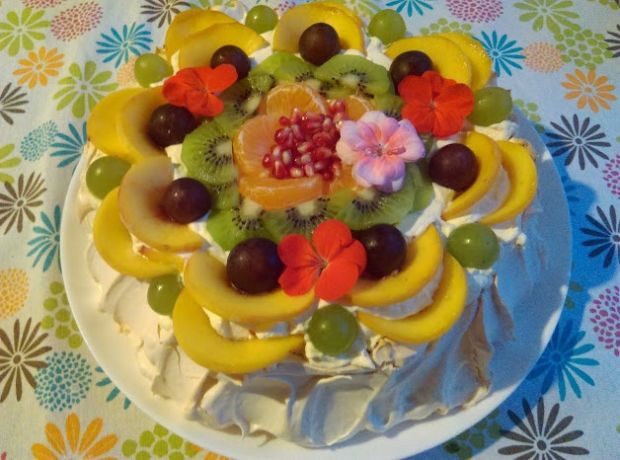 Tort bezowy z kremem i owocami 