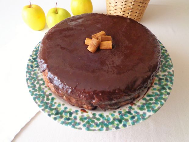 Tort czekoladowo-jabłkowy