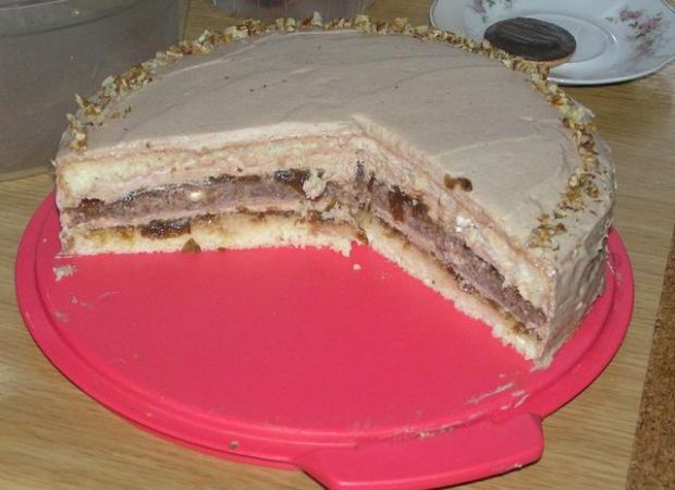 Tort czekoladowo-orzechowy z powidłami