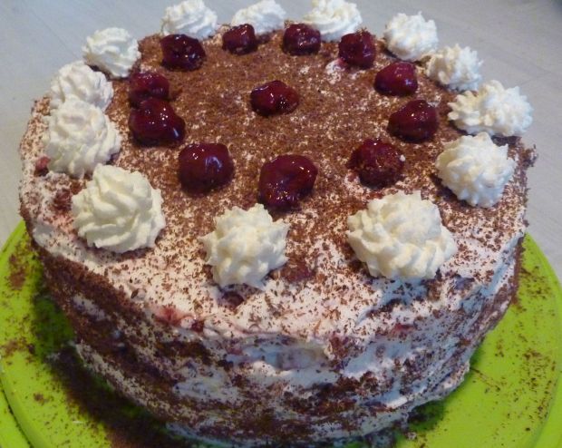 Tort czekoladowo śmietankowy z wiśniami